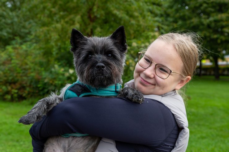 Glad hundterapeut med sin bästa vän hunden i famnen